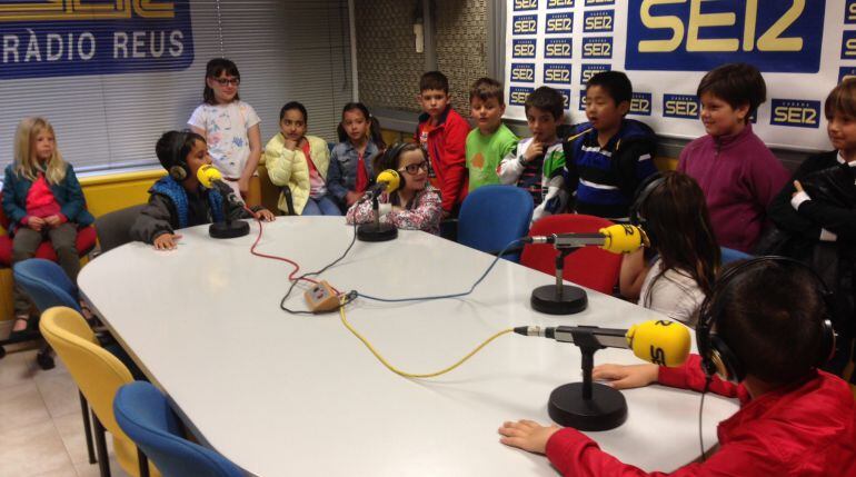 Alumnes de La Salle de Reus als estudis de Ràdio Reus.