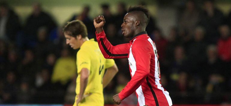 El delantero del Athletic Iñaki Williams celebra el gol marcado ante el Villarreal durante el partido de octavos de final de la Copa del Rey que disputan hoy en el estadio EL Madrigal