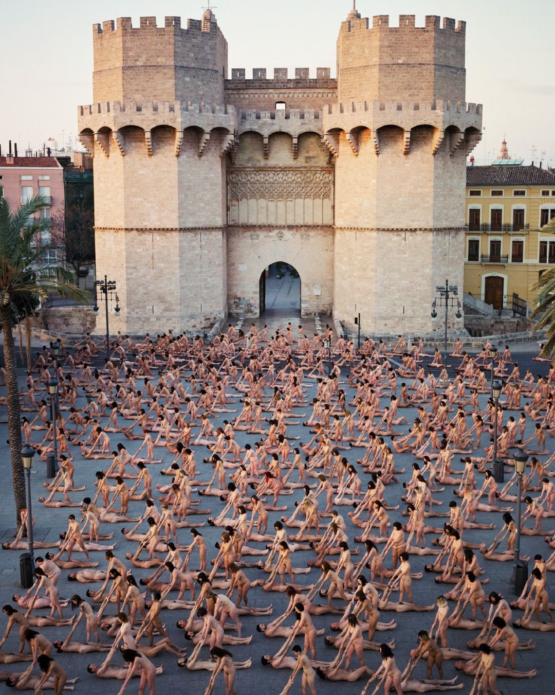 Desnudos frente a las Torres de Serranos de València