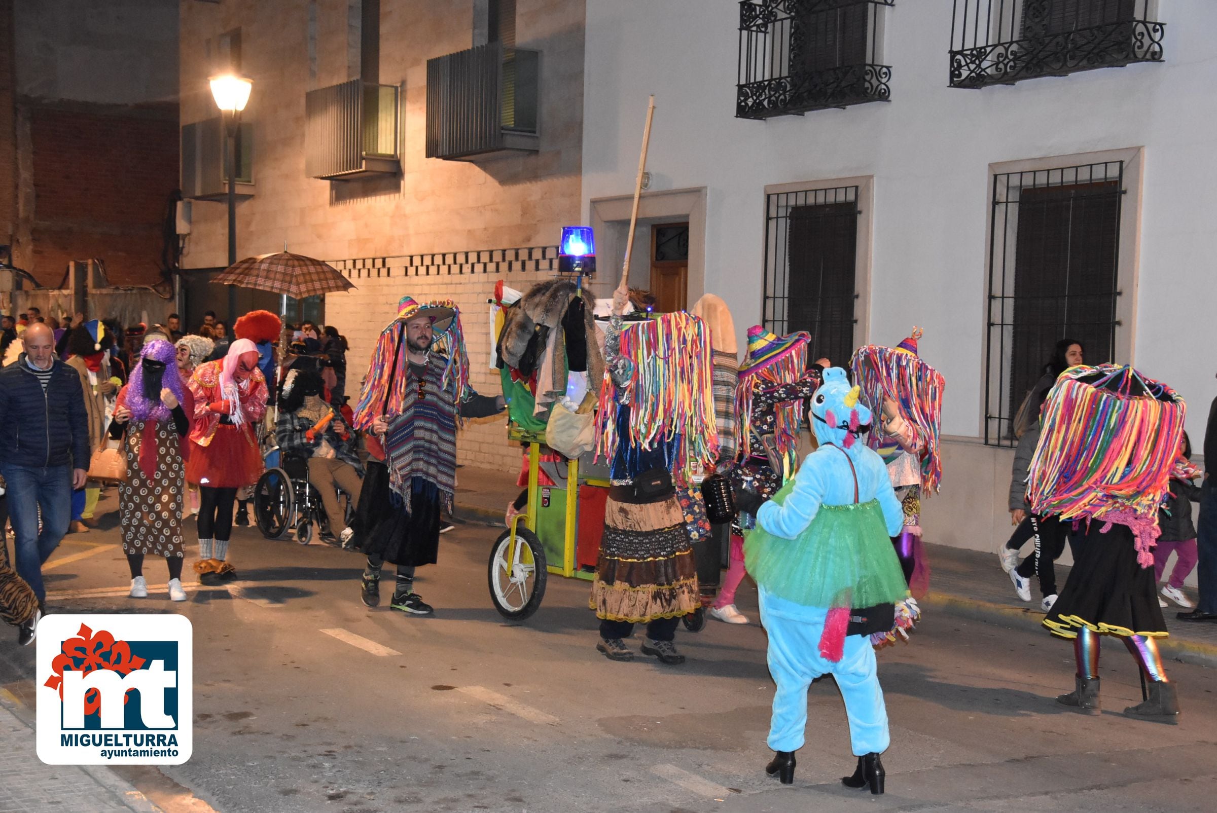 Imagen de carritos y máscaras callejeras en el Carnaval de Miguelturra