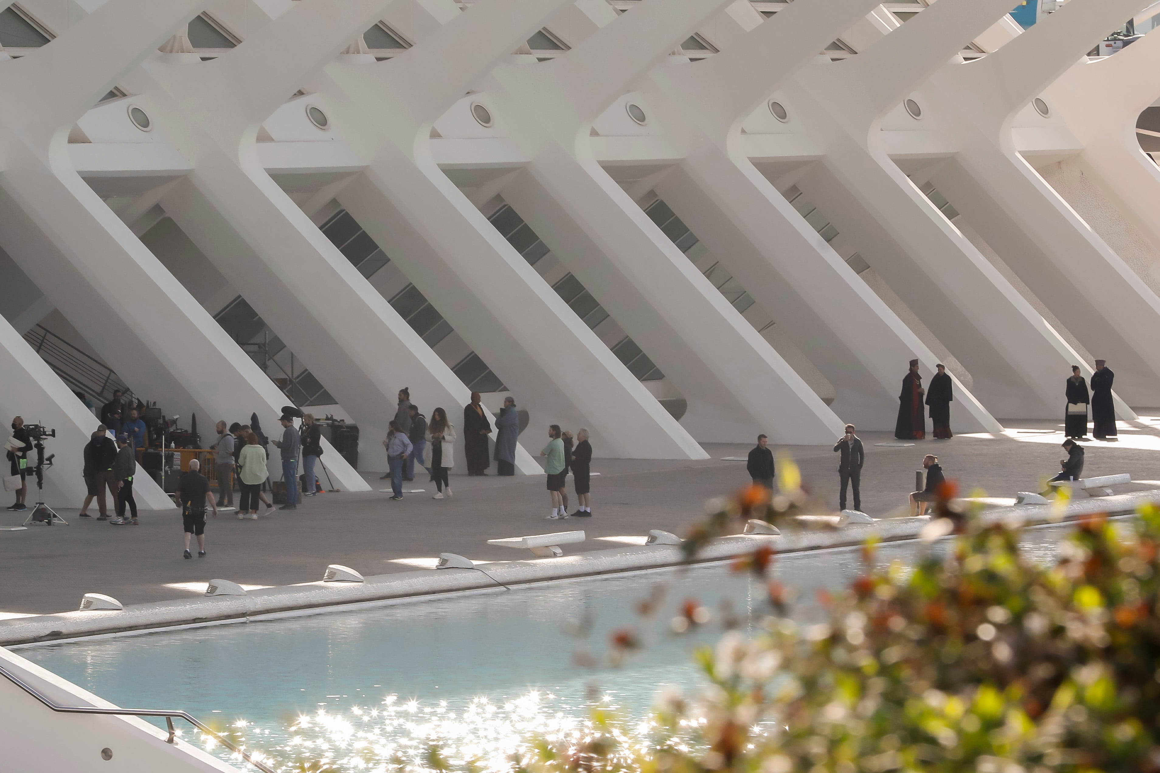 Parte del equipo de producción y rodaje de Lucasfilm trabaja en la Ciudad de las Artes y las Ciencias de València para grabar una nueva entrega de una serie de Star Wars, sobre la que hay un gran secretismo por la firma de contratos de confidencialidad.