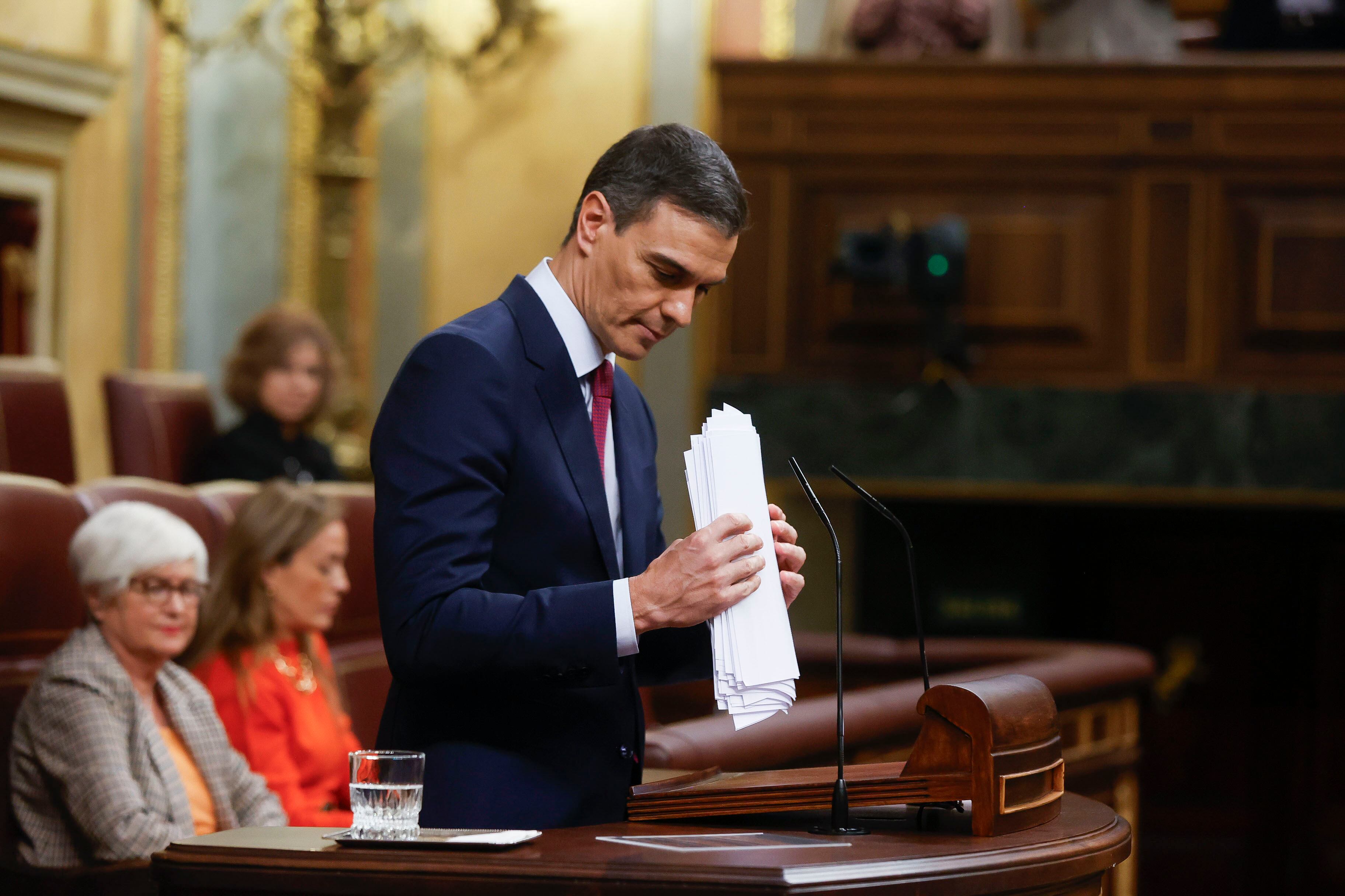 El presidente del Gobierno en funciones, Pedro Sánchez, pronuncia su discurso de investidura en el primer día del debate de investidura .