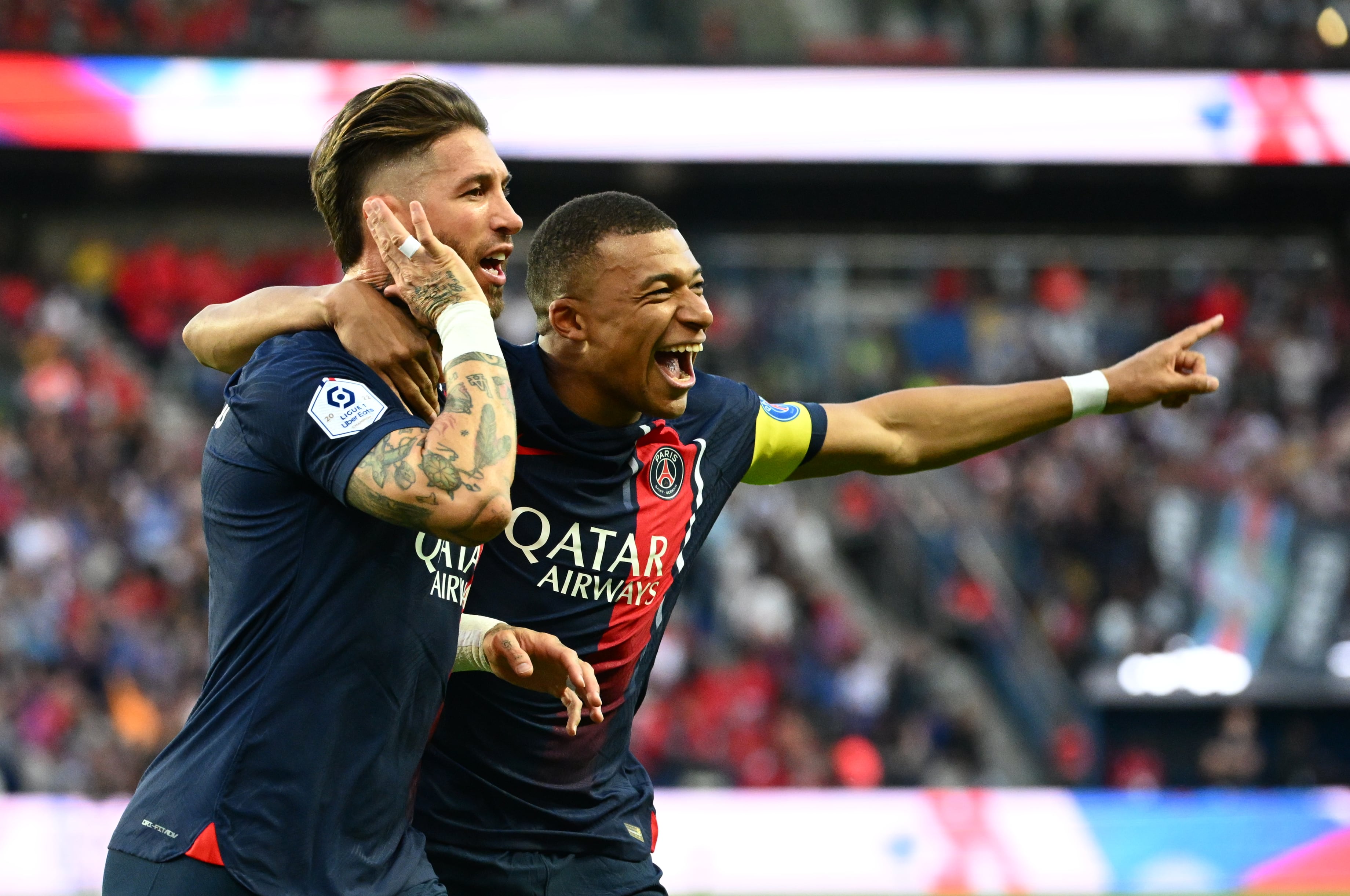 Kylian Mbappé y Sergio Ramos celebran un gol del PSG en la Ligue 1. (Photo by Christian Liewig - Corbis/Corbis via Getty Images)