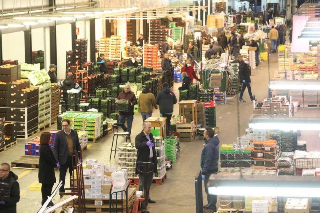 El alcalde, Jorge Azcón, y la vicealcaldesa, Sara Fernández, han visitado las instalaciones de Mercazaragoza