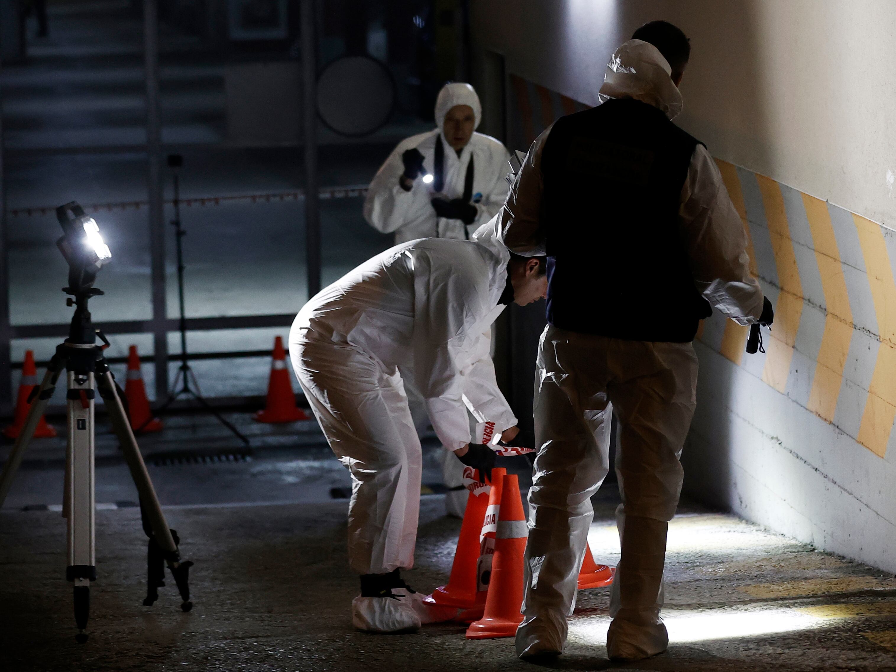 Cuerpos policiales investigan el tiroteo en la plaza Santa Cruz de Zizur Mayor este miércoles, en el que otro varón resultó herido de gravedad.