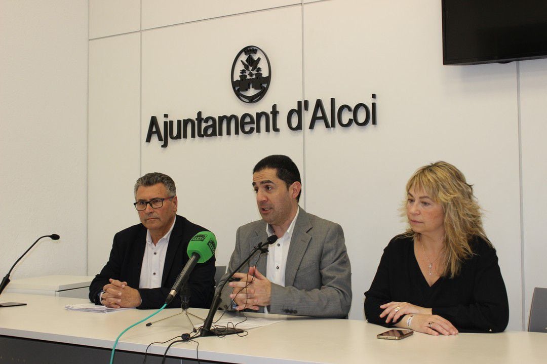 El alcalde, Antonio Francés, acompañado por Miguel Juan Reig, edil de Deportes y Salud Pública, y Carolina Ortiz, titular de Fiestas y Personas Mayores.