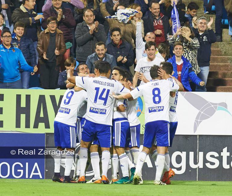 Los futbolistas del Real Zaragoza celebran un gol en la Romareda