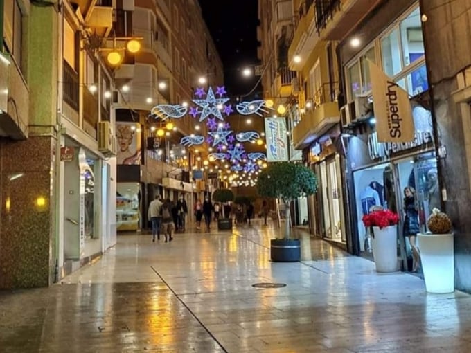 Calle comercial de Elche en Navidad