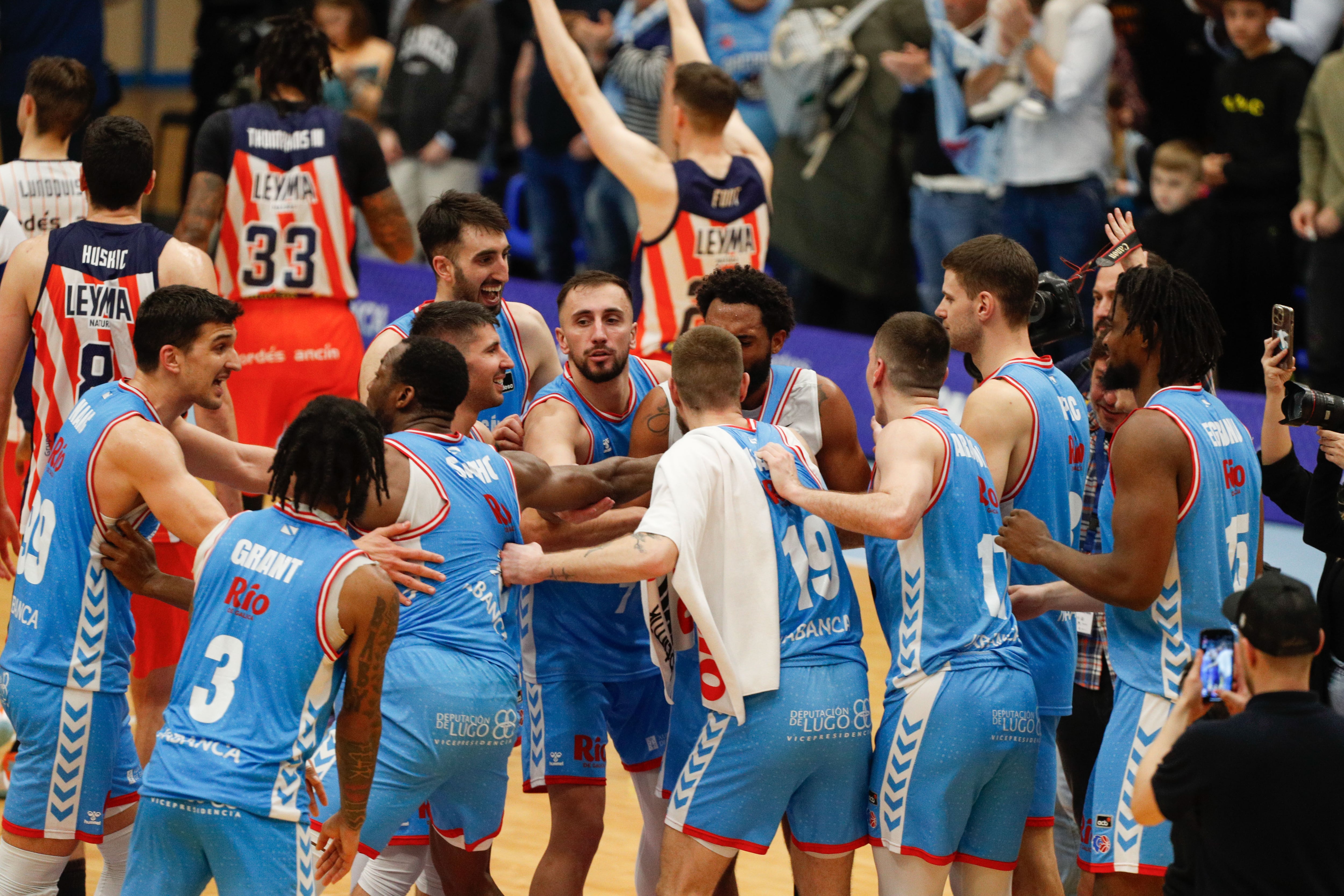 LUGO, 12/01/2025.- Los jugadores del Río Breogán celebran su victoria en el derbi gallego de la ACB (Río Breogán vs. Leyma Básquet Coruña) este domingo en el Palacio de los Deportes de Lugo. EFE/ Eliseo Trigo
