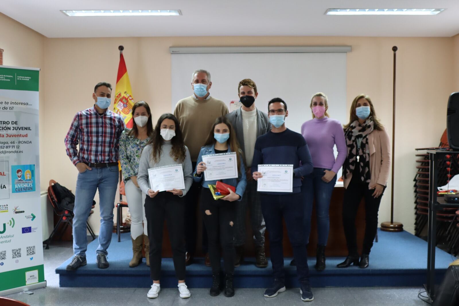 Foto de familia con los ganadores y el jurado del certamen de Relatos Cortos de Ronda