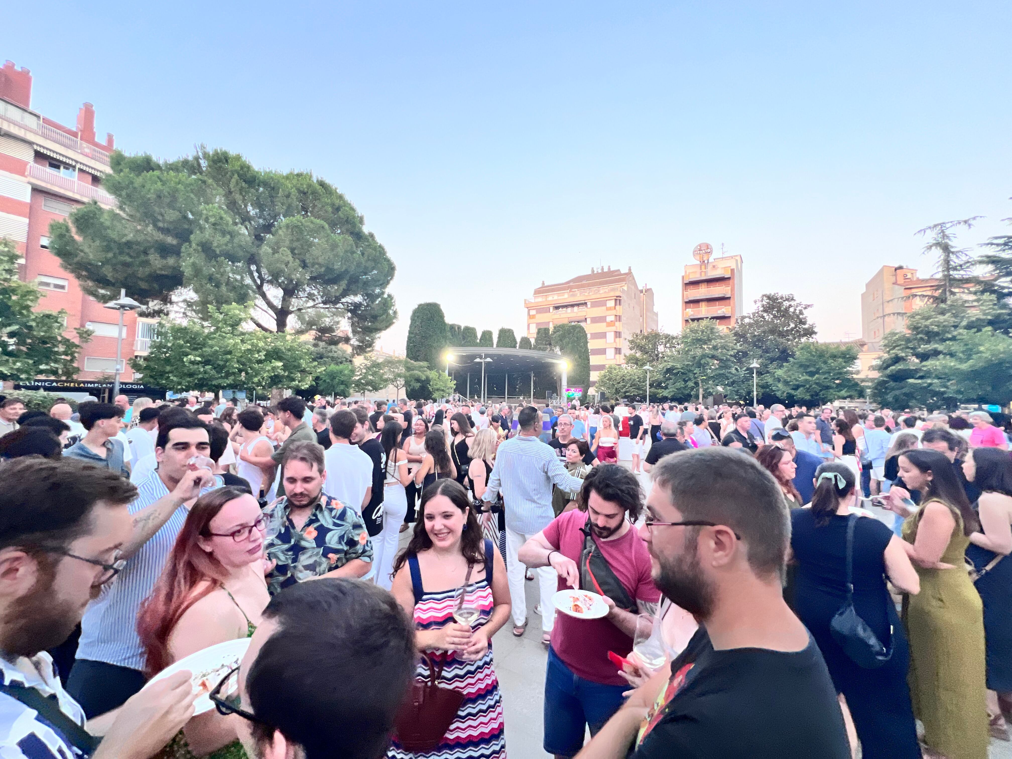 Ambiente en la Plaza de España de Binéfar.