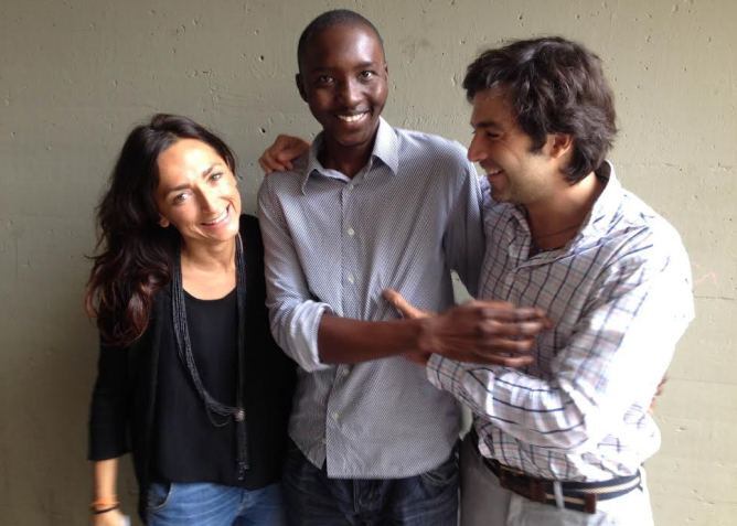 Lourdes Reyzábal, Almamy y Javier Muñoz Calero, junto al restaurante Muñoca de Madrid.