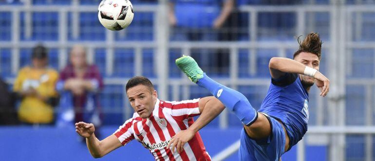 El futbolista del Hoffenheim Ermin Bicakcic (dcha) lucha por el balón con Borja Viguera, del Athletic Club de Bilbao, durante el partido amistoso disputado en Sinsheim (Alemania)