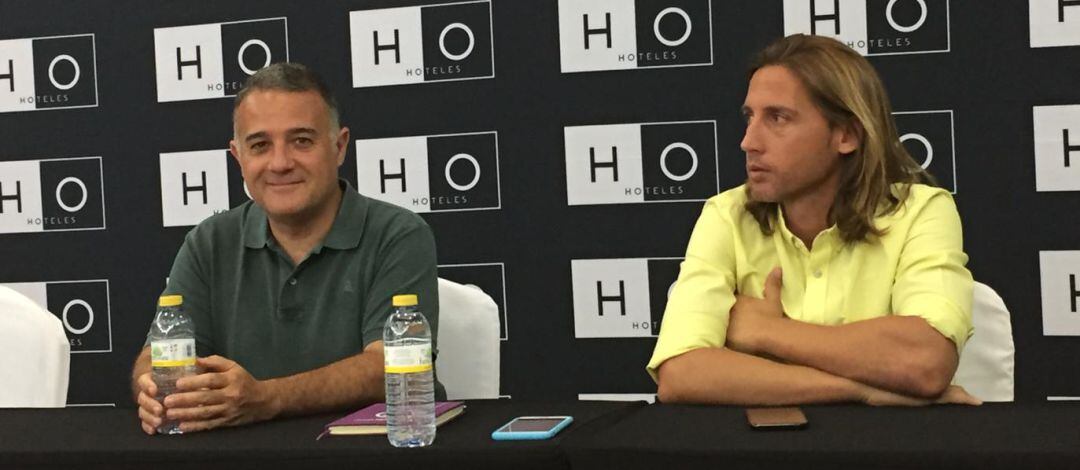 Jaime Pérez, entrenador, a la izquierda y Checa, secretario técnico, a la derecha.