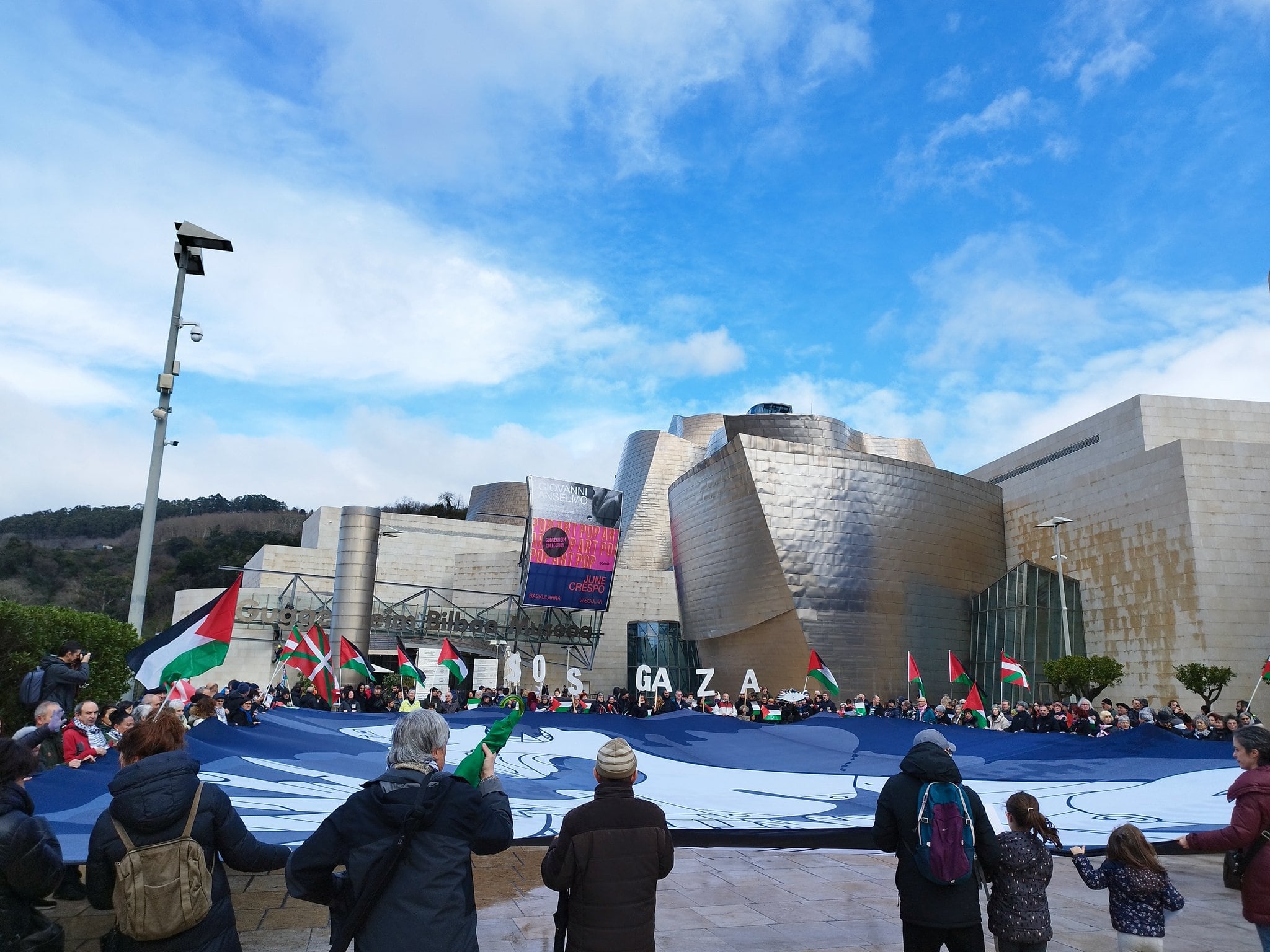 Cinco personas se suben al Museo Guggenheim Bilbao para colocar una lona propalestina