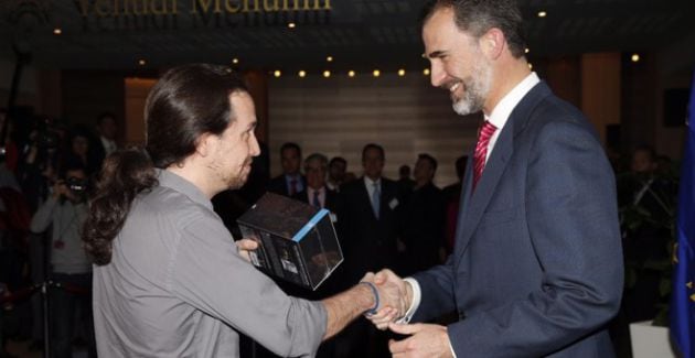 Pablo Iglesias entregando al rey Felipe VI la caja con varias temporadas de la serie Juego de Tronos. Foto archivo.