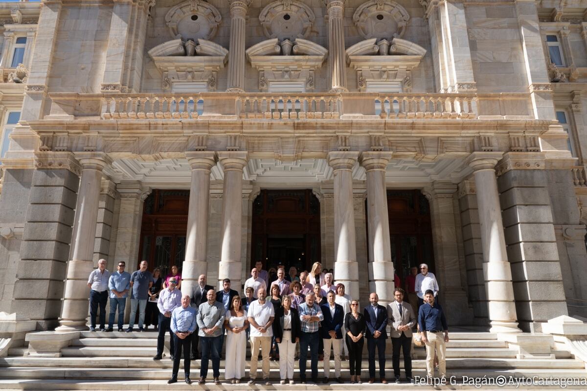 Noelia Arroyo junto a miembros de la Corporación y funcionarios en el minuto de silencio por el trágico suceso en Murcia