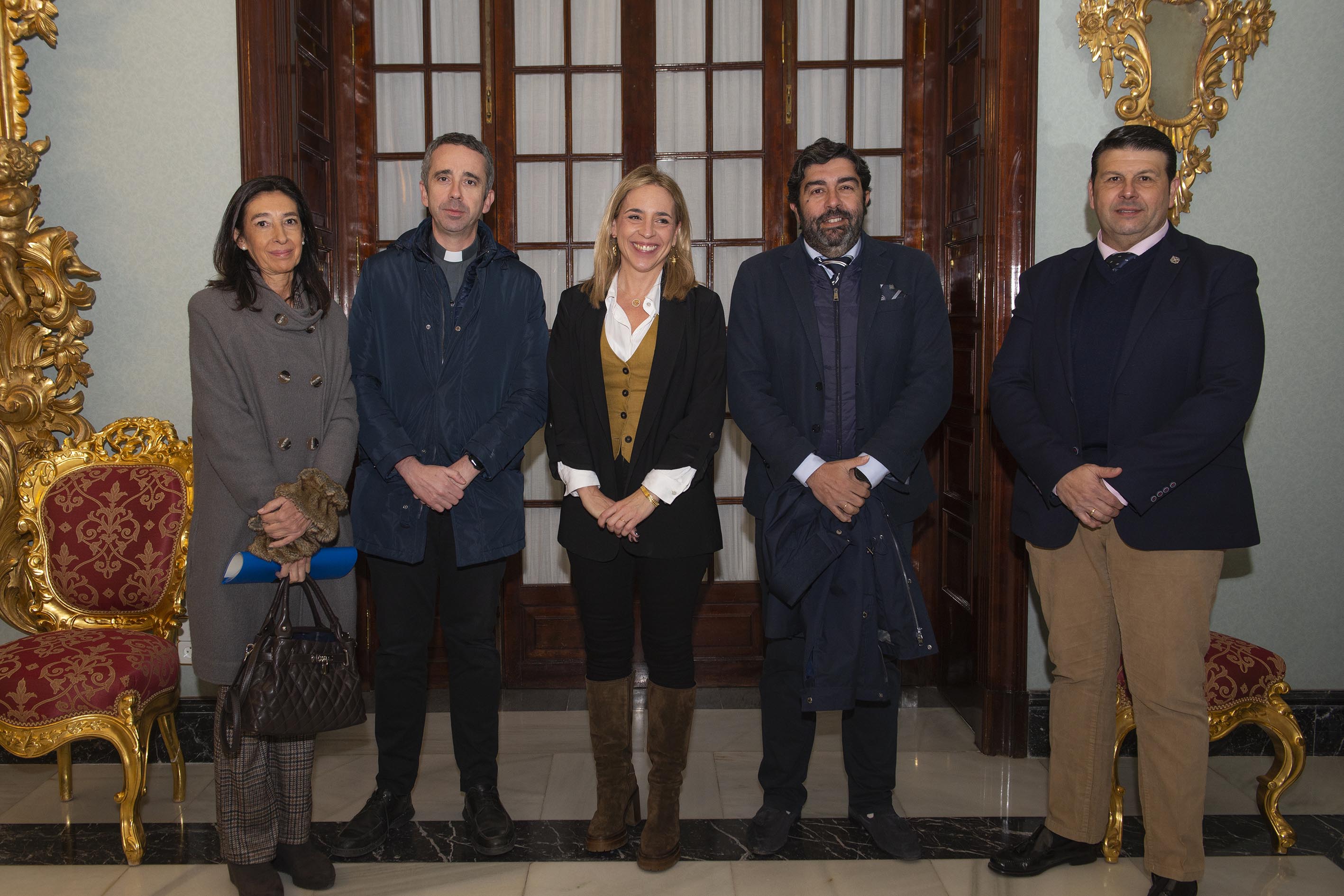 Almudena Martínez con representantes de la Unión de Hermandades