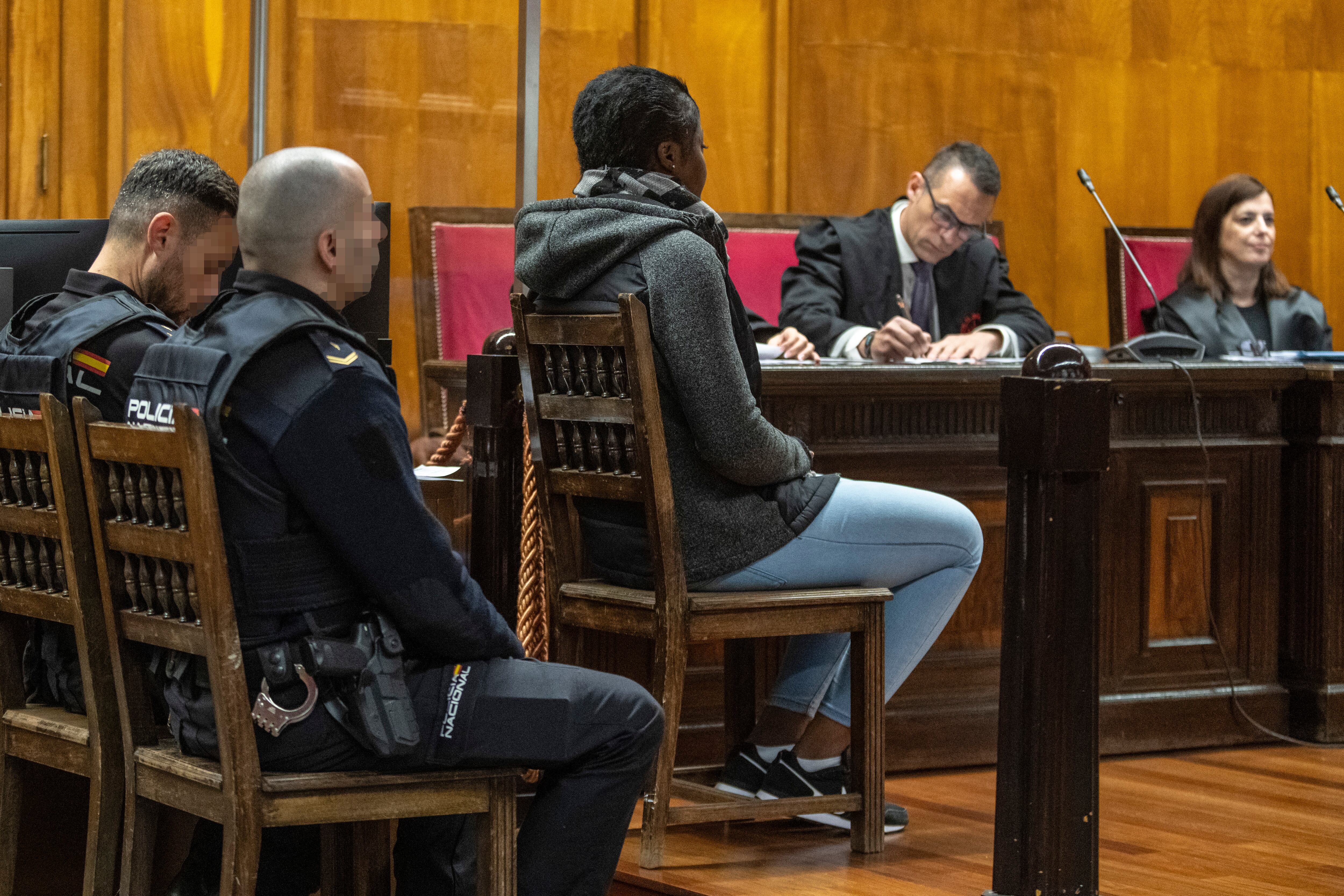 La única acusada (c) del crimen de la joven Leticia Sanabria en la localidad orensana de O Barco de Valdeorras en 2021, durante el juicio en la Audiencia Provincial de Ourense. EFE/ Brais Lorenzo