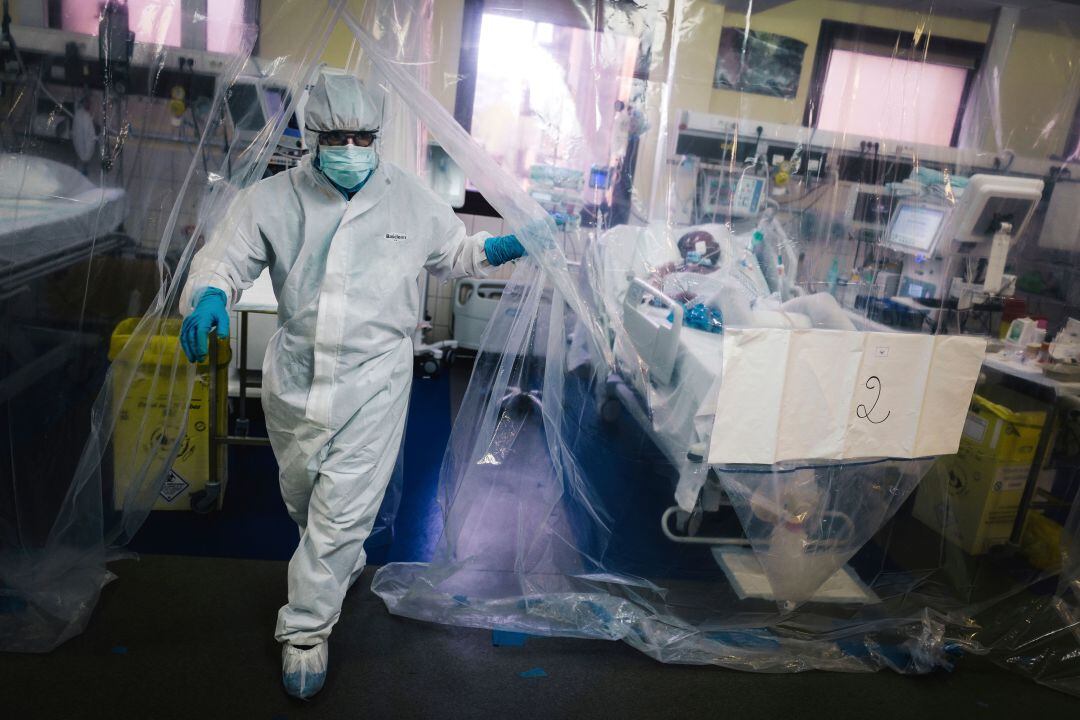 Un miembro del personal médico sale de una habitación UCI en el hospital Franco-Britannique en Levallois-Perret, al norte de París.