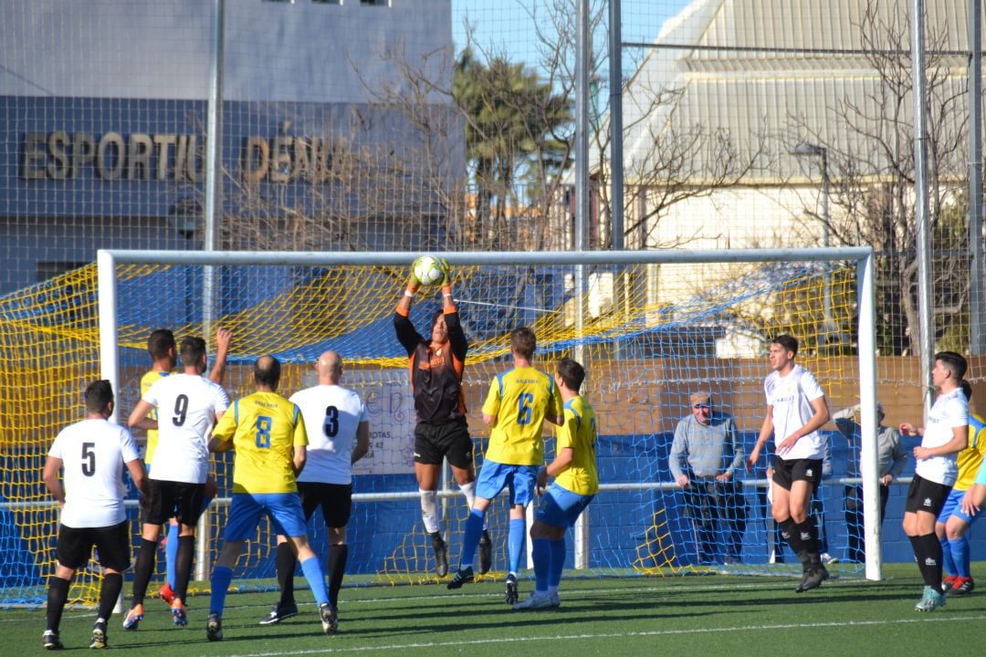 Portero del Carcaixent blocando el balón.