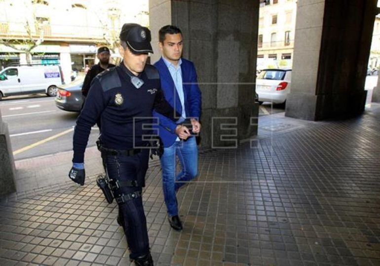 El joven condenado, en los accesos a la Audiencia Provincial de Salamanca.