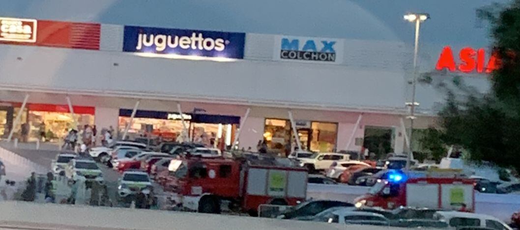 Bomberos en el Centro comercial de Jaén Plaza