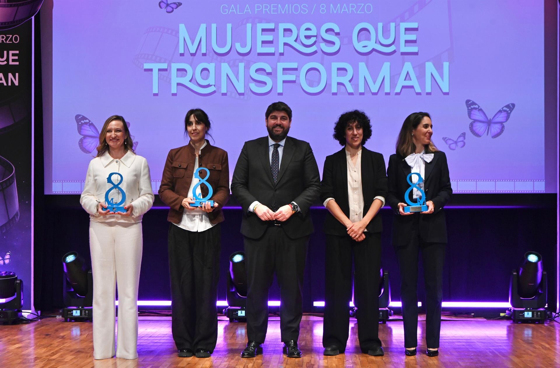 El jefe del Ejecutivo autonómico, Fernando López Miras, junto a las galardonadas, en el acto institucional de entrega de los ‘Premios 8 de marzo’