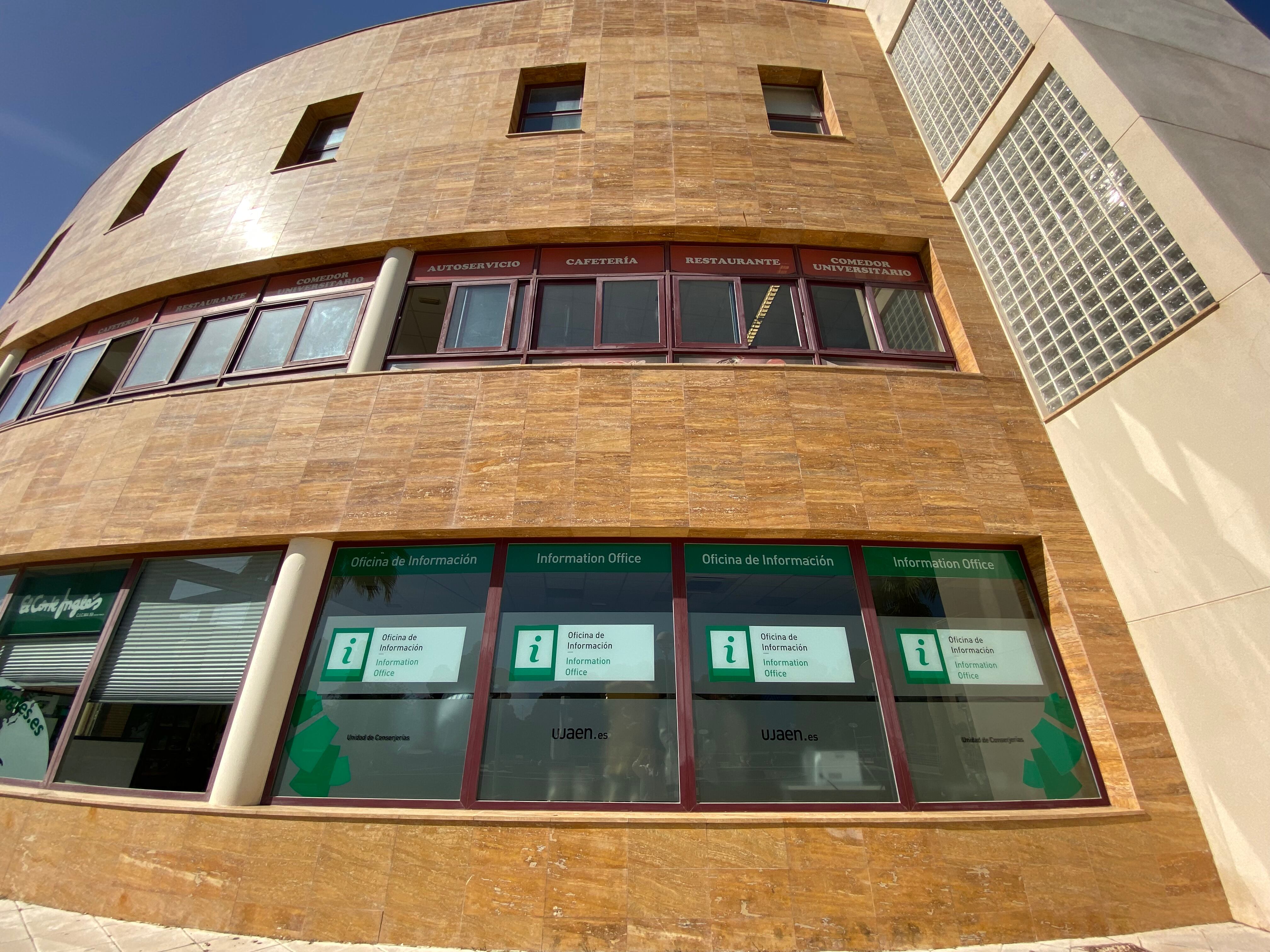 Oficina de Información recién inaugurada por la Universidad de Jaén.
