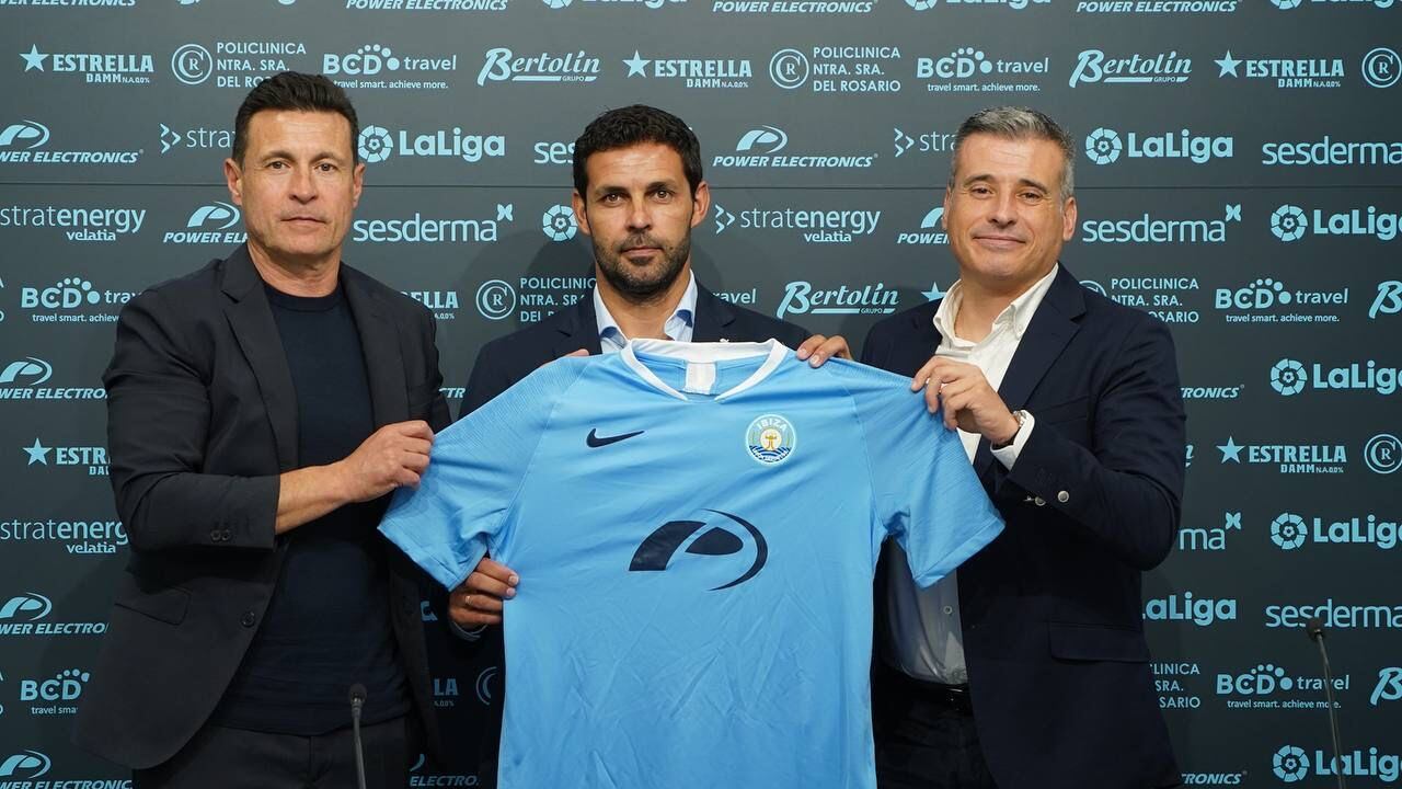 Imagen de la presentación del nuevo técnico del conjunto celeste