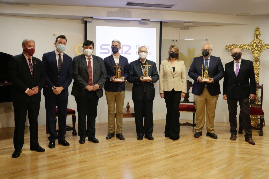 De izquierda a derecha: Antonio González, presidente del Consejo de hermandades; Emilio Ponce, director de la Fundación Caja Rural del Sur; Gabriel Cruz, alcalde de Huelva; Mario Moya, premio Cruz de Guía; D.Diego Capado, premio Cruz de Guía; Pilar Mirand