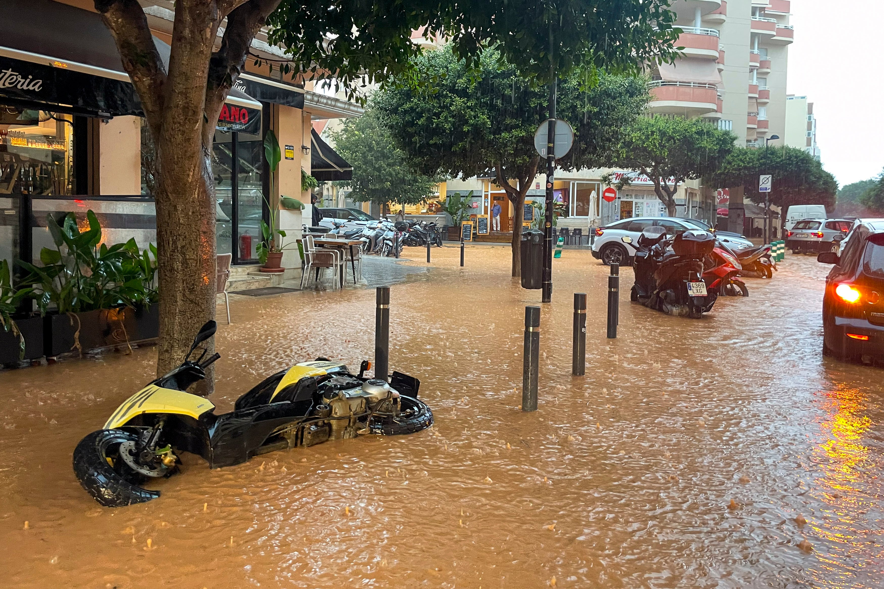 Vista general de las calles anegadas en Ibiza debido a las intensas lluvias.-EFE/ Sergio G. Cañizares