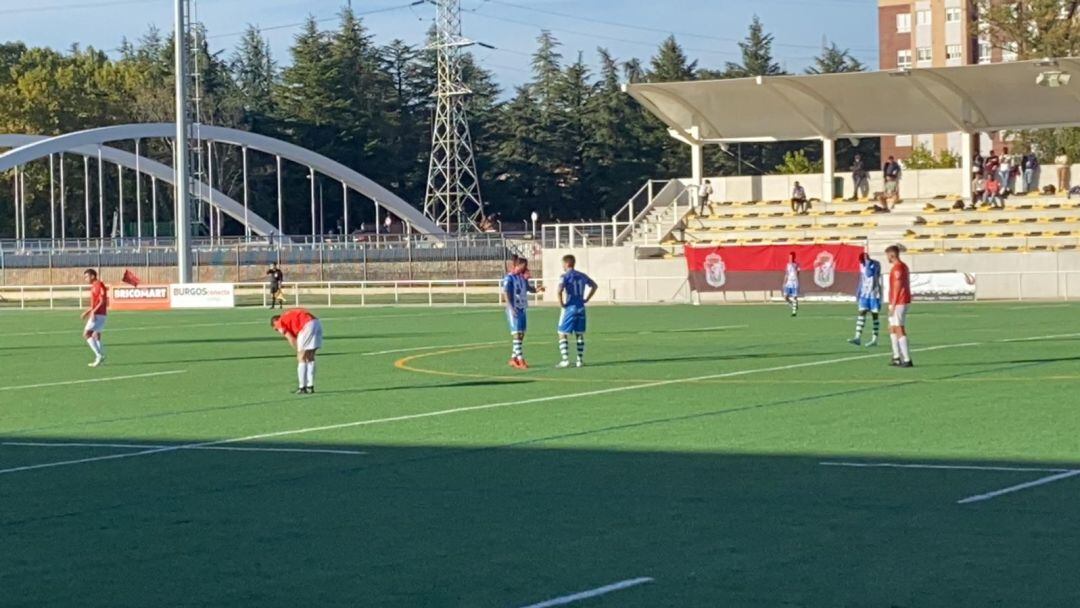 Los blanquiazules y el cuadro rojipardillo sobre el césped de San Amaro.