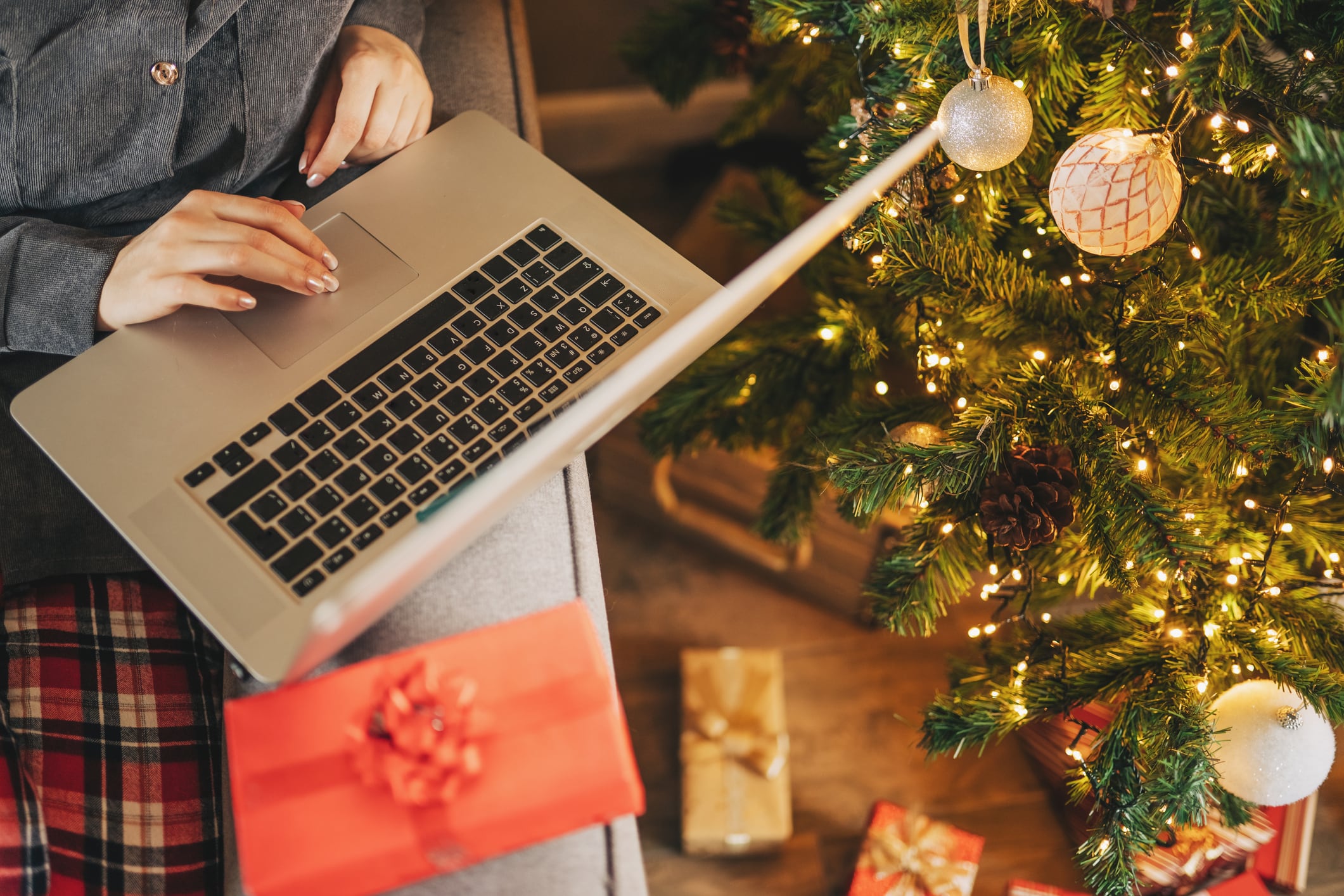 Una mujer hace sus compras de Navidad a través de internet