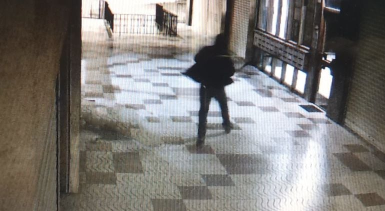 L'assaltador, captat per una càmera de vigilància.