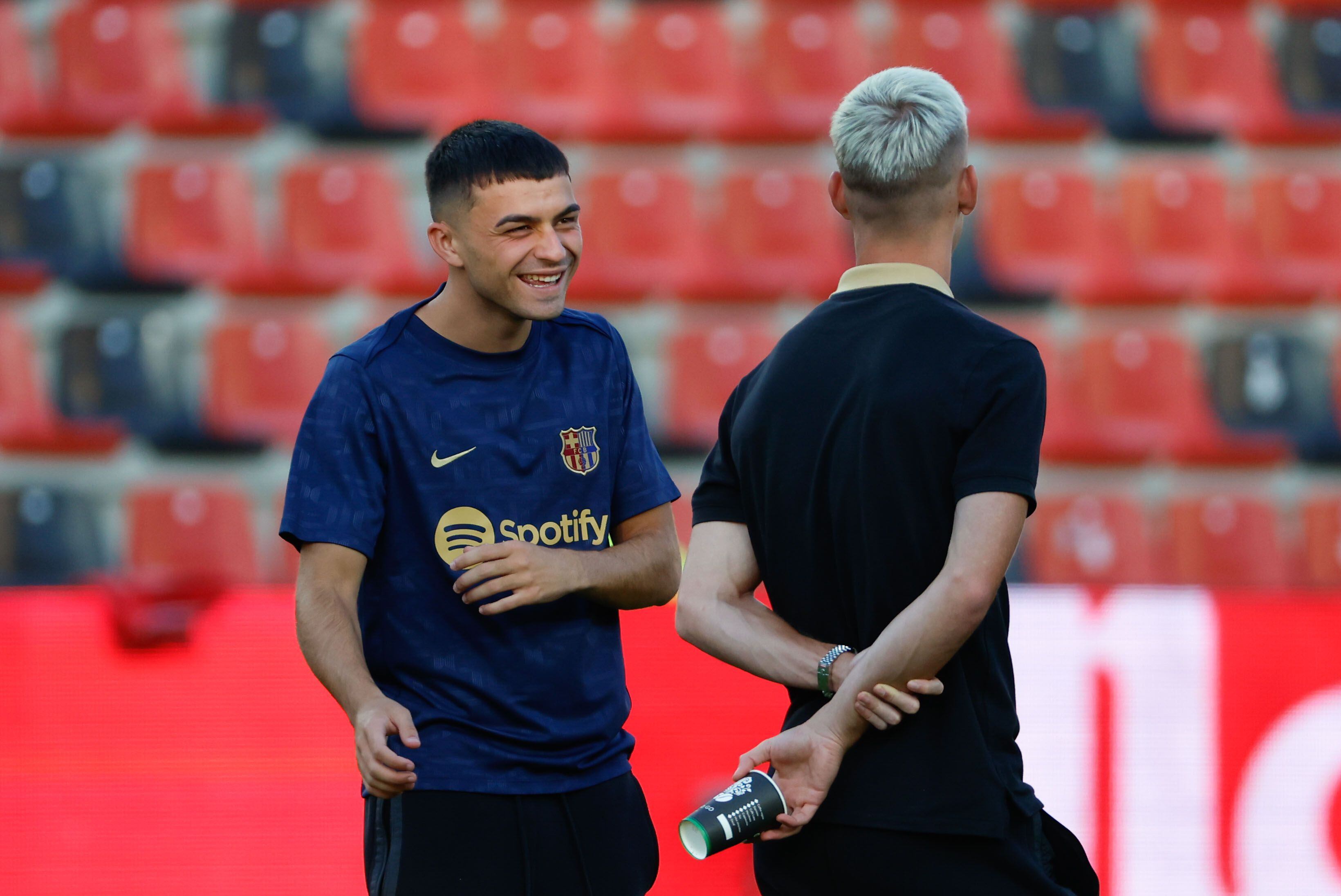 Pedri charlando con Dani Olmo