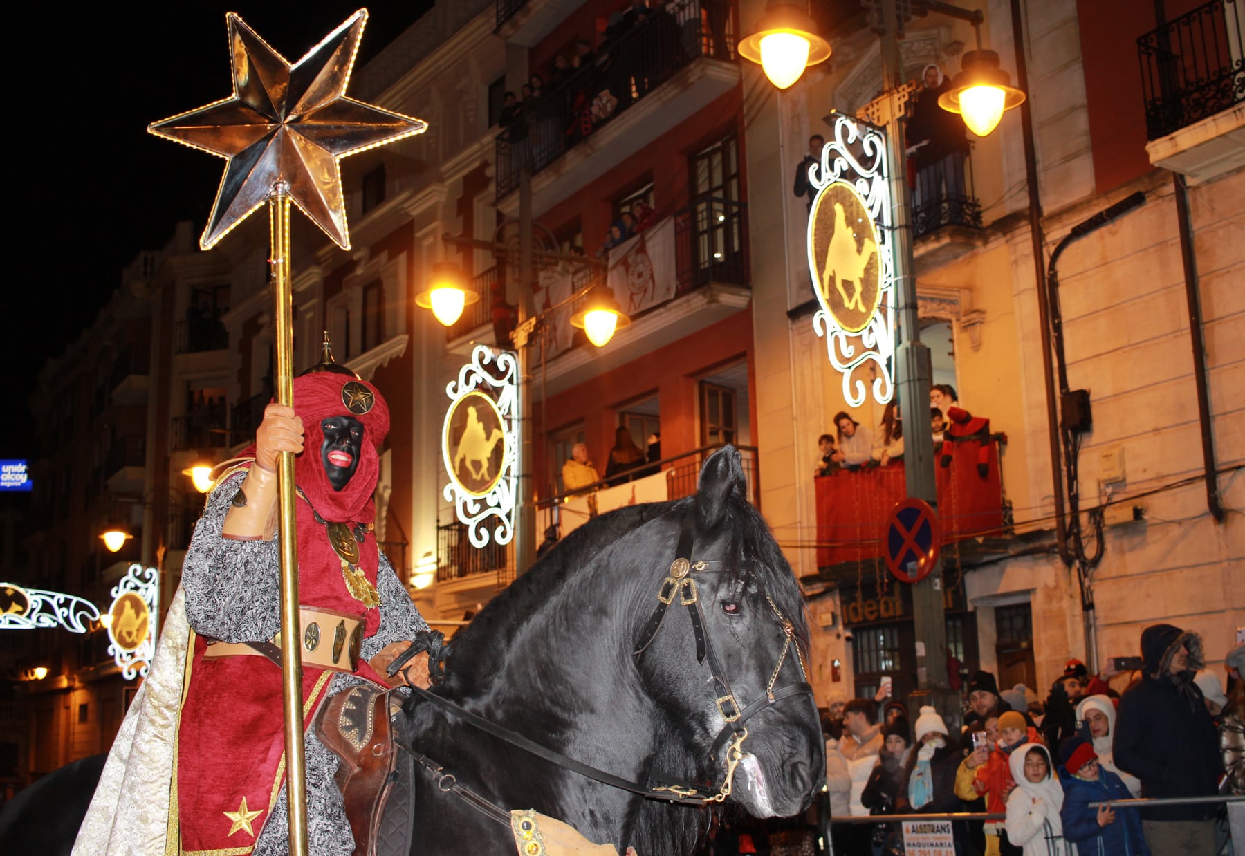 El jinete con la estrella que abre tradicionalmente la Cabalgata a su llegada a la Plaza de España