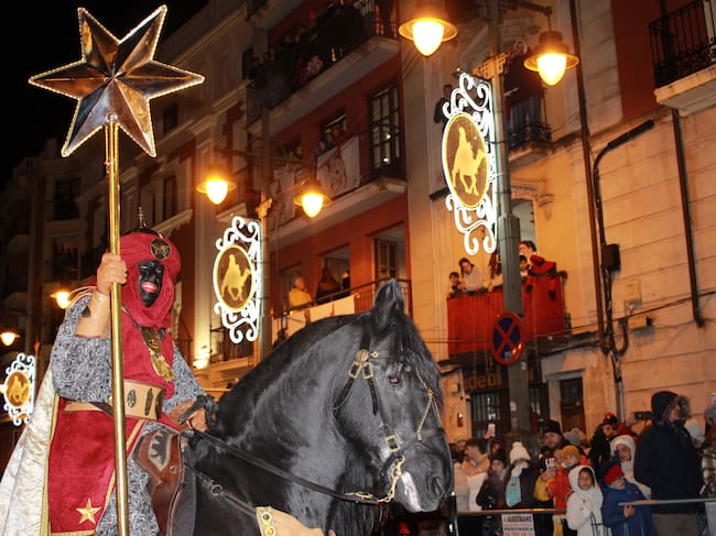 El jinete con la estrella que abre tradicionalmente la Cabalgata a su llegada a la Plaza de España