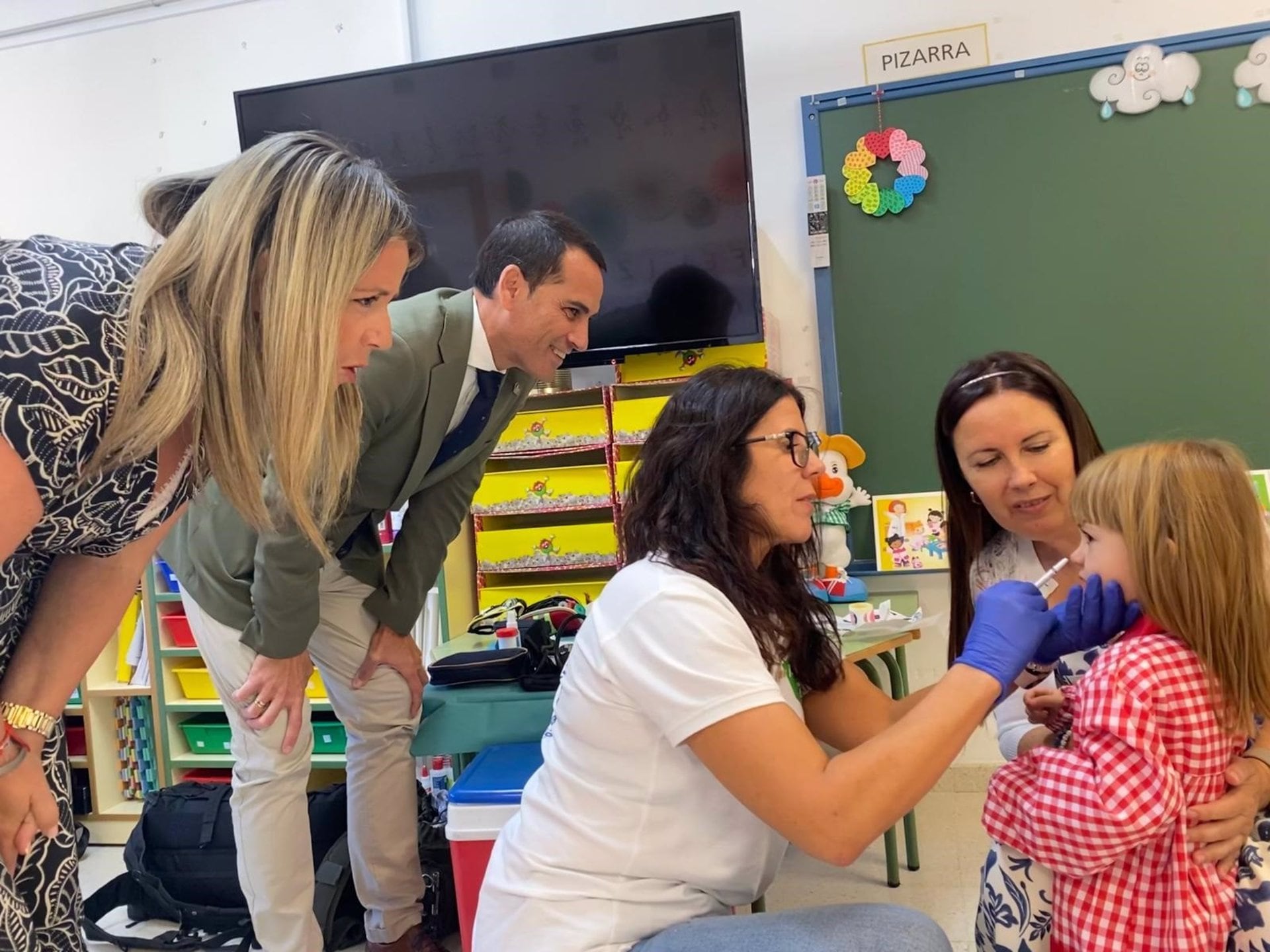 Una niña recibe en su colegio la vacuna de la gripe por vía intranasal.