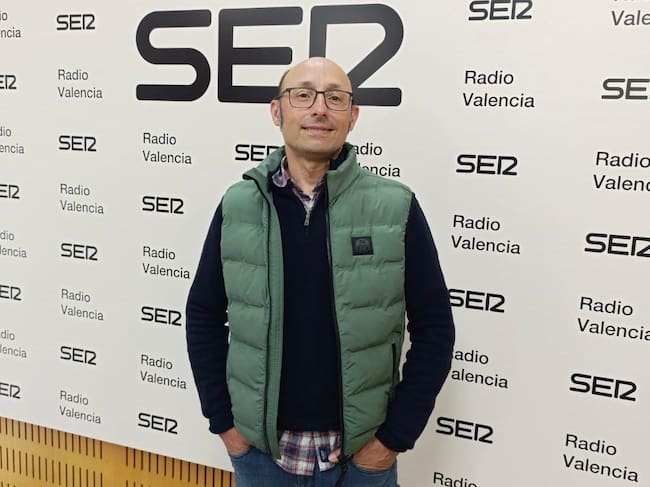 Pablo Alcañiz Aguirre, portavoz de la Asociación de Cicloturismo y Turismo Sostenible (ASCITUR), en los estudios de Radio Valencia Cadena SER.