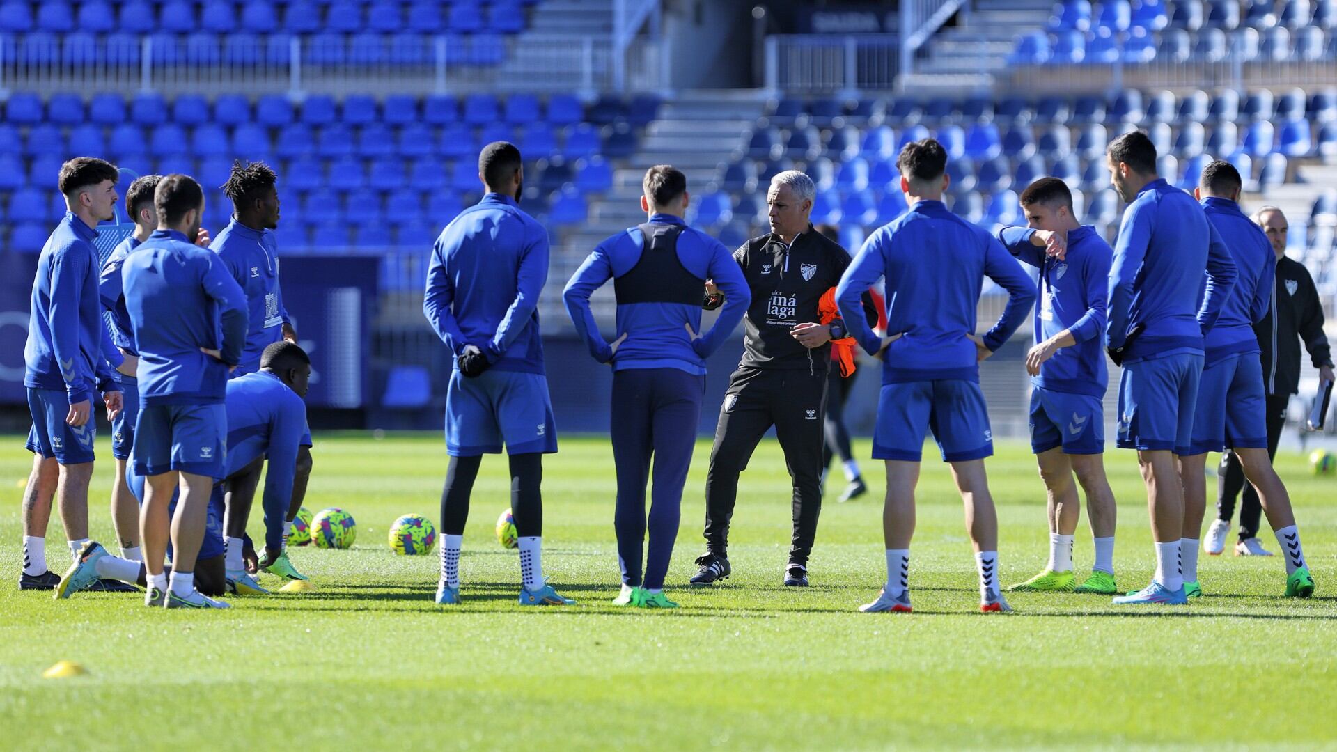 El Málaga entrenó este viernes en el Estadio de La Rosaleda con las bajas de Alberto Escassi y Pablo Chavarría, lesionados