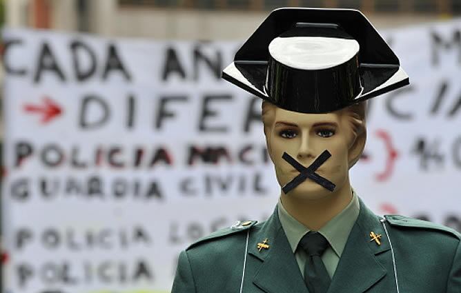 Esta manifestación se produce en medio de un enconado conflicto con el Ministerio del Interior, tras un verano salpicado de huelgas de celo, contestadas por el Gobierno con destituciones de agentes