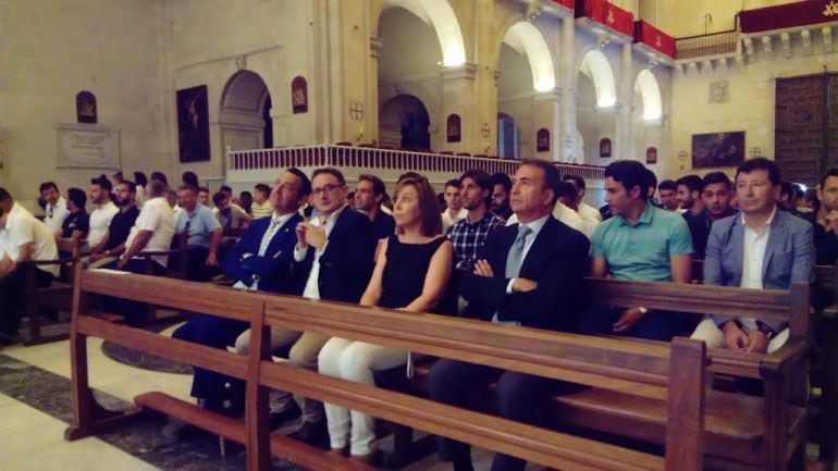 Dirigentes, técnicos y jugadores del Elche C.F. han acudido a la Basílica de Santa María