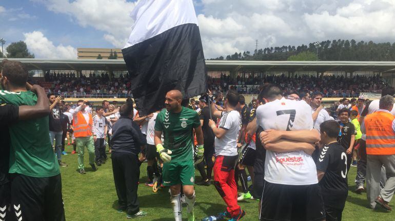 Los jugadores celebran el ascenso a Segunda B 