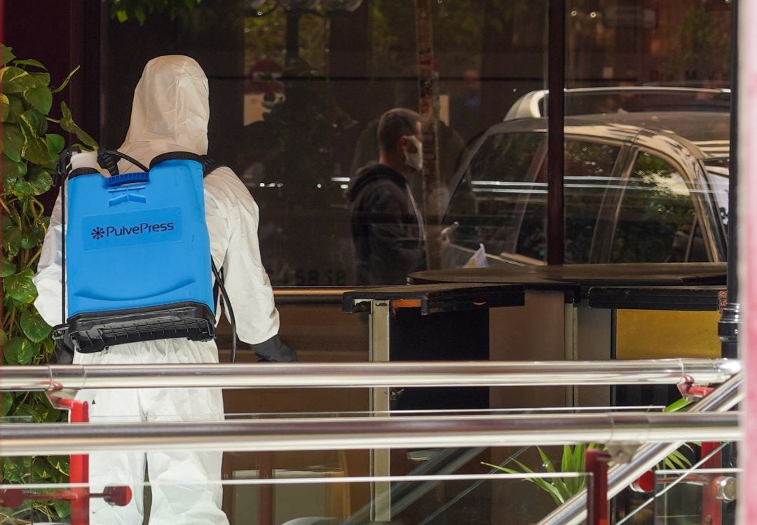 Operarios de una empresa privada han realizado esta mañana una desinfección en los juzgados de Sevilla