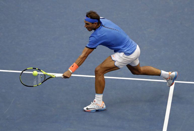 Nadal devuelve una bola al francés Lucas Pouille