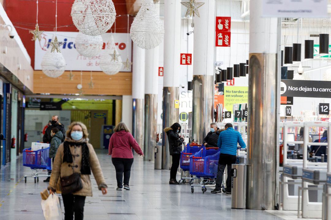 Varias personas hacen compras en un centro comercial de Segovia