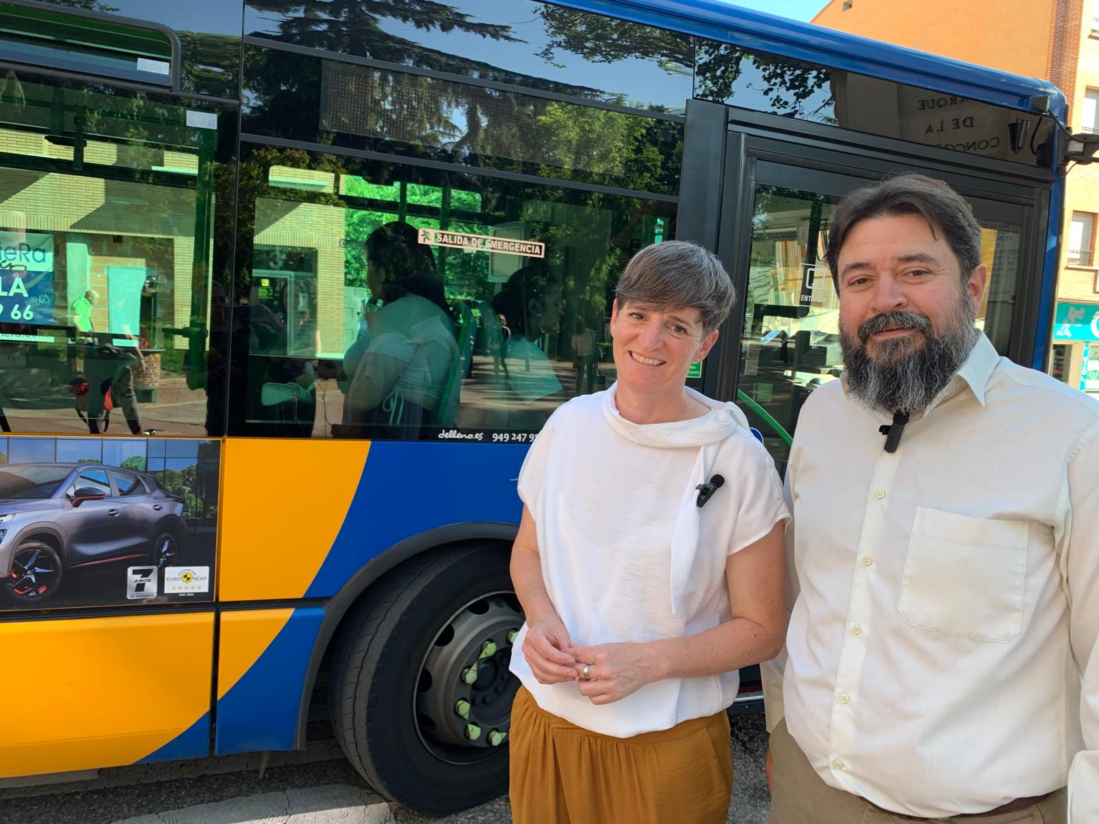 Portavoces de AIKE en la parada de autobús de La Concordia