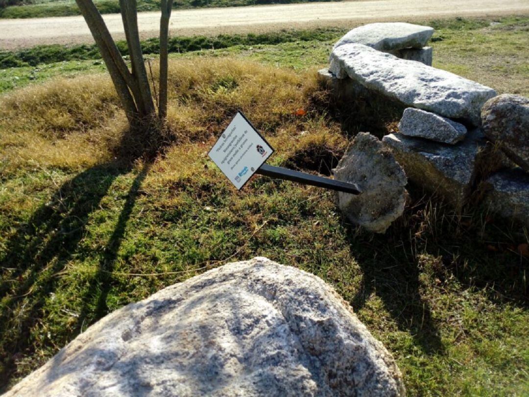 Imagen de algunos de los carteles arrancados en el parque Las Rocas