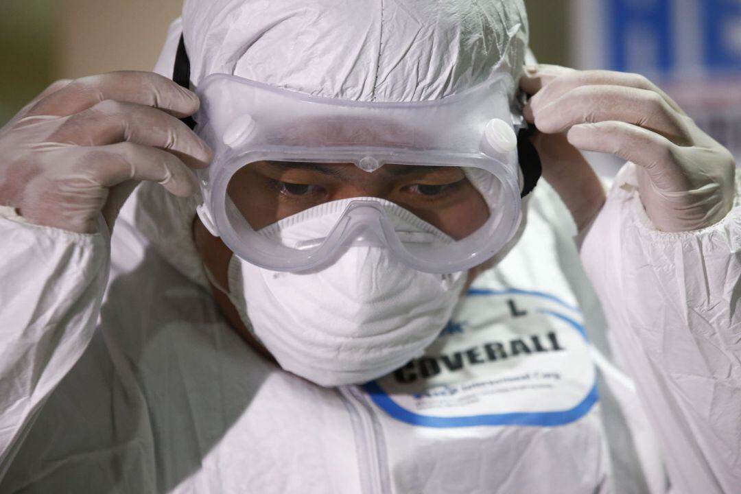 An emergency responder of the Quezon City Disaster Risk Reduction and Management Office (QCDRRMO) wears protective gear during a demonstration on responding to cases of infectious diseases, at the QCDRRMO office in Quezon City, Philippines 31 January 2020. The Philippines reported its first case of coronavirus after a woman from Wuhan arrived in the country on 21 January 2020. (Filipinas) 